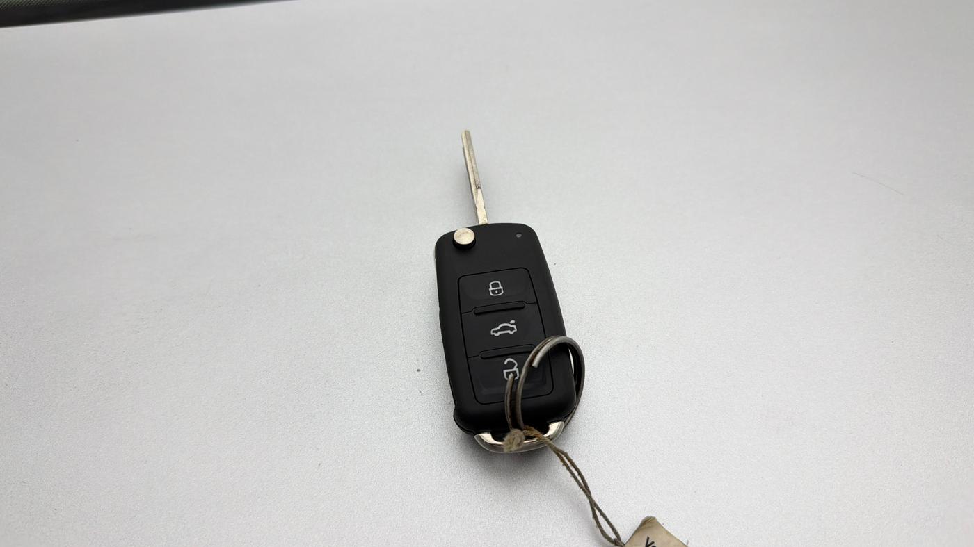 2016 Volkswagen Jetta COMFORTLINE TSI, Petrol, Manual, 1,09,475 km, Key Close Up