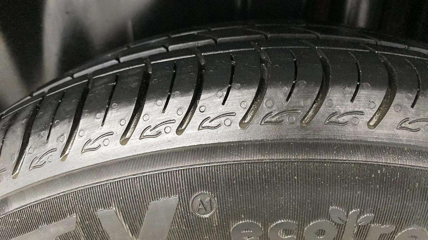 2018 Maruti Ciaz DELTA 1.5 SHVS MT PETROL, Petrol, Manual, 34,749 km, Left Rear Tyre Tread