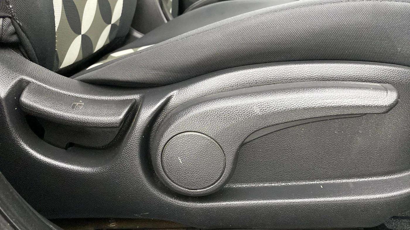 2017 Hyundai Elite i20 SPORTZ 1.4 CRDI, Diesel, Manual, 90,211 km, Driver Side Adjustment Panel