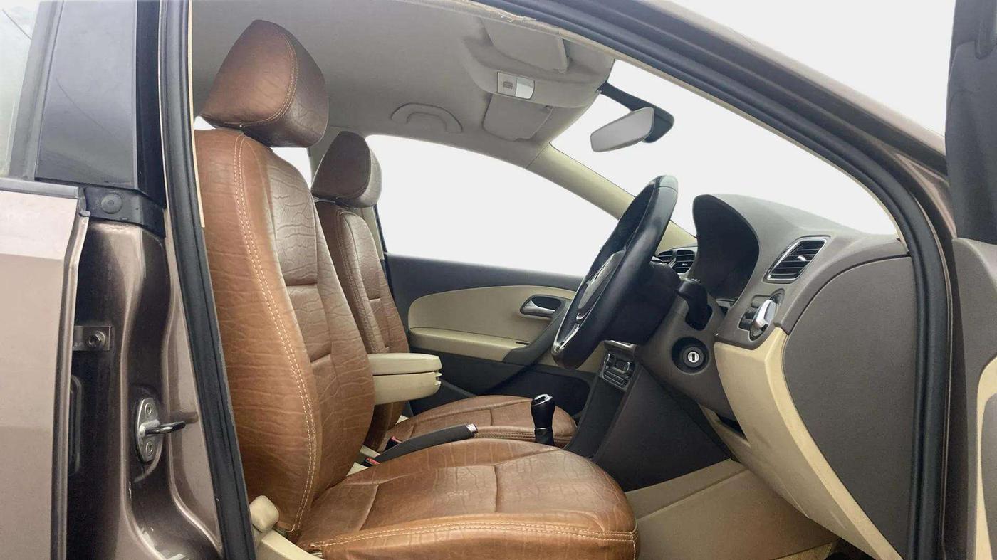 2016 Volkswagen Vento HIGHLINE 1.6 MPI, Petrol, Manual, 62,552 km, Right Side Front Door Cabin