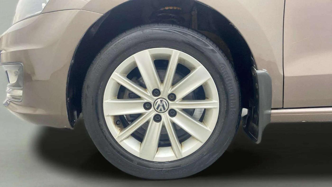 2016 Volkswagen Vento HIGHLINE 1.6 MPI, Petrol, Manual, 62,552 km, Left Front Wheel