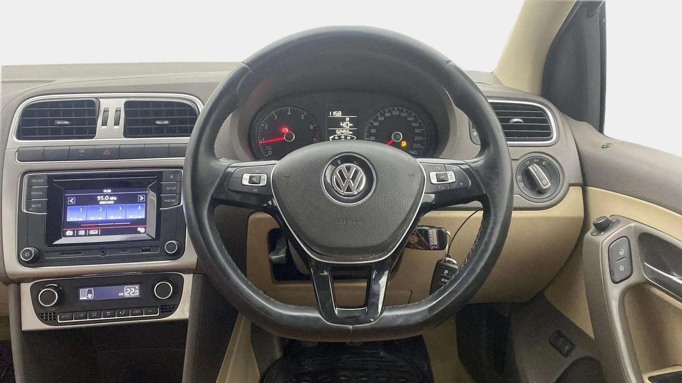 2016 Volkswagen Vento HIGHLINE 1.6 MPI, Petrol, Manual, 62,552 km, Steering Wheel Close Up