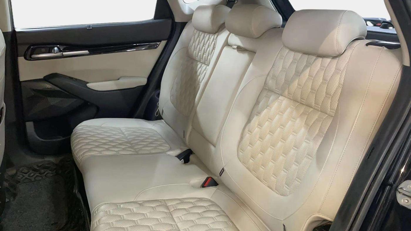 2023 KIA SELTOS  HTX 1.5 PETROL MT, Petrol, Manual, 32,434 km, Right Side Rear Door Cabin