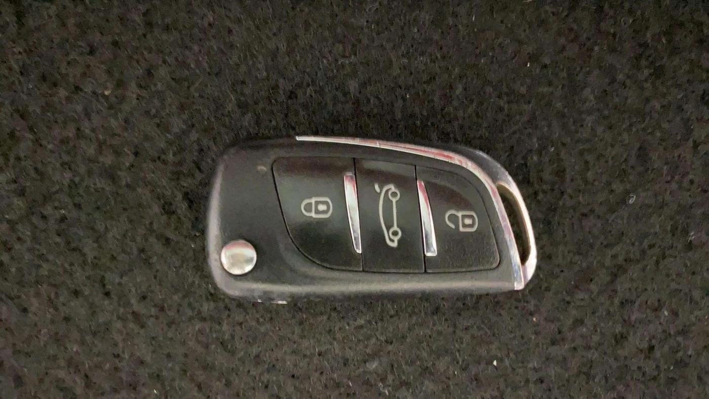 2021 Tata ALTROZ XE PETROL, Petrol, Manual, 21,487 km, Key Close Up