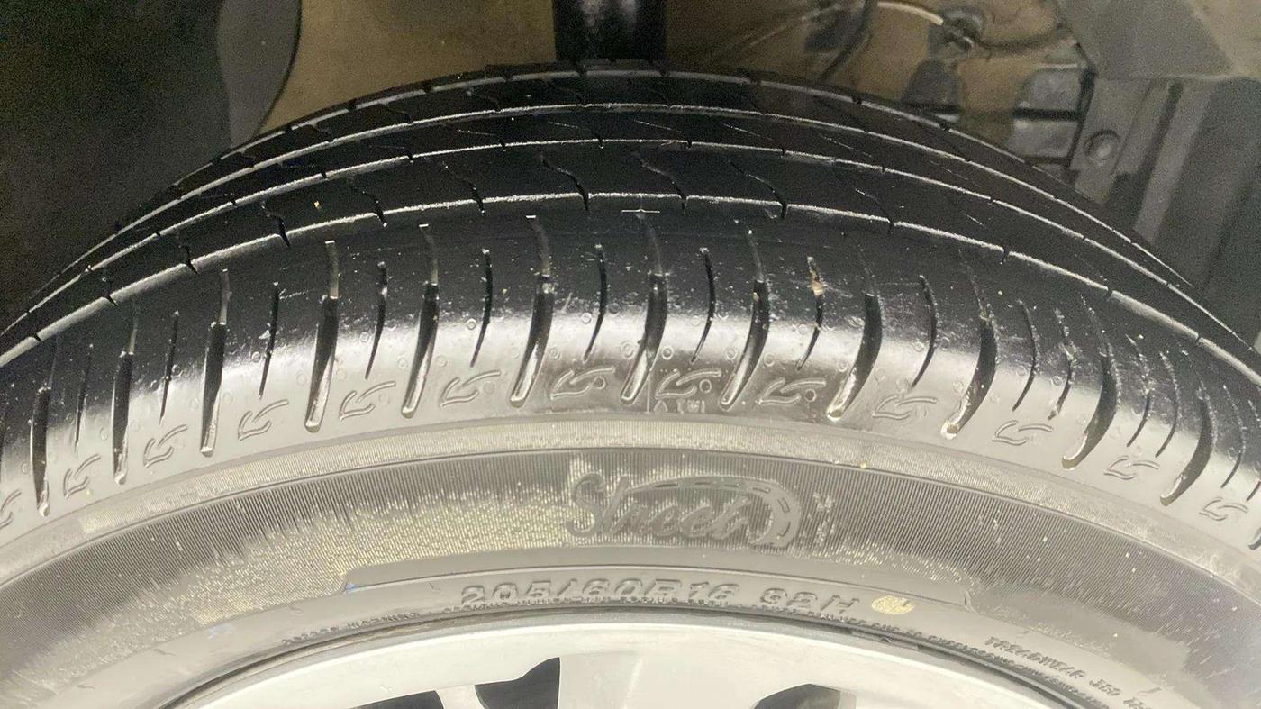 2021 Maruti Vitara Brezza LXI, CNG, Manual, 96,844 km, Right Front Tyre Tread