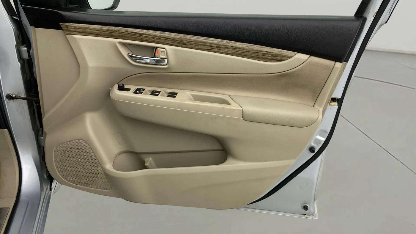 2022 Maruti Ciaz DELTA 1.5 SHVS MT PETROL, Petrol, Manual, 71,319 km, Driver Side Door Panels Control