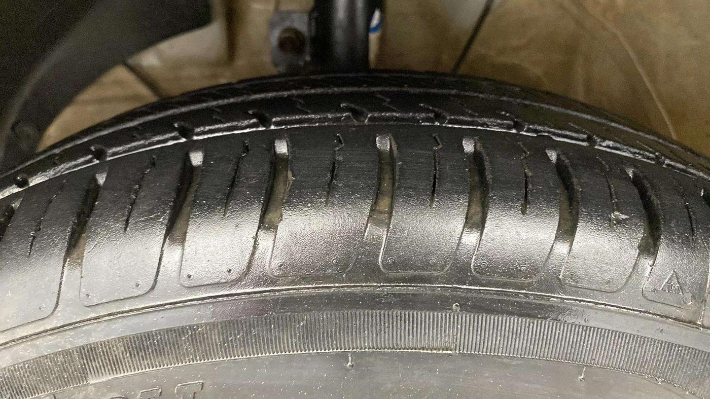 2021 Maruti Swift VXI, Petrol, Manual, 22,735 km, Left Front Tyre Tread
