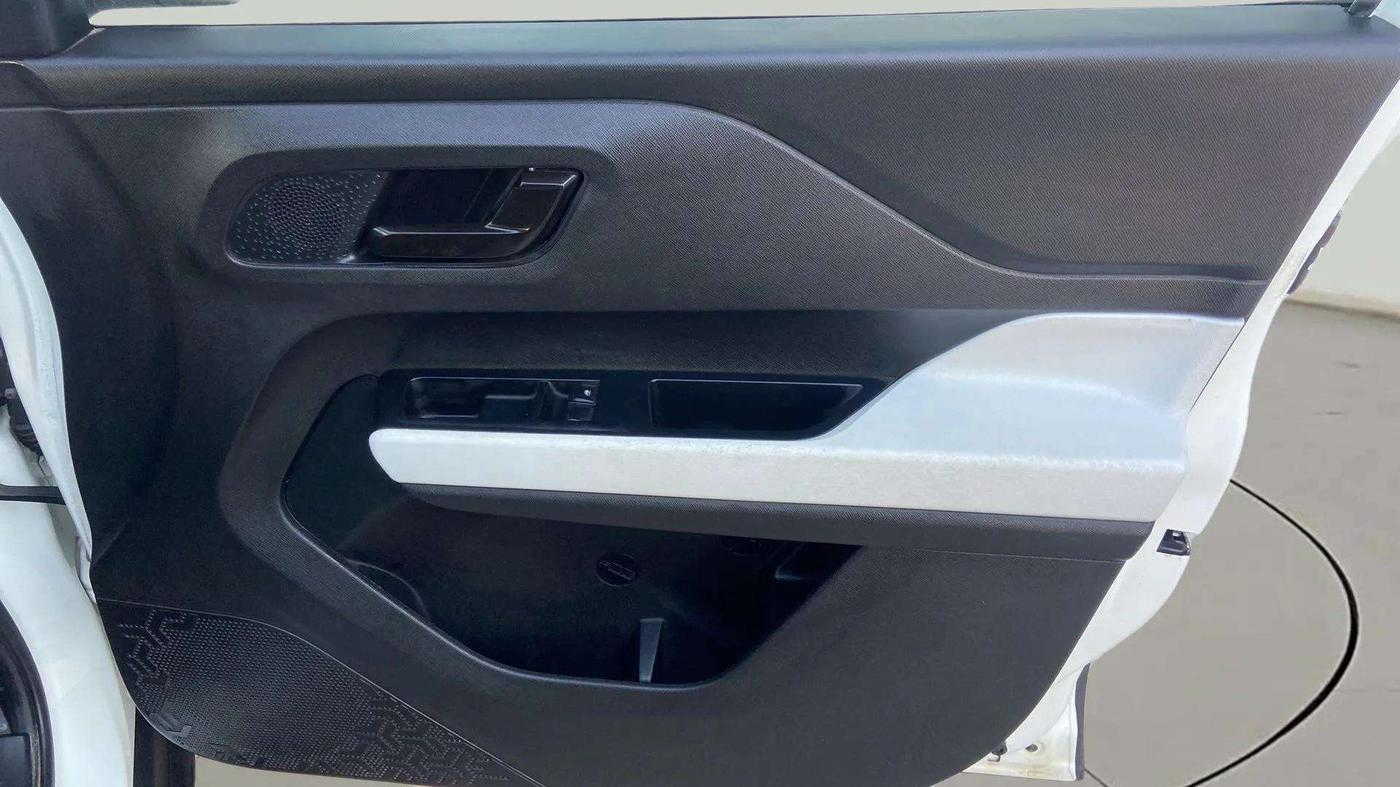 2023 Tata PUNCH PURE RHYTHM PACK MT, Petrol, Manual, 30,629 km, Driver Side Door Panels Control