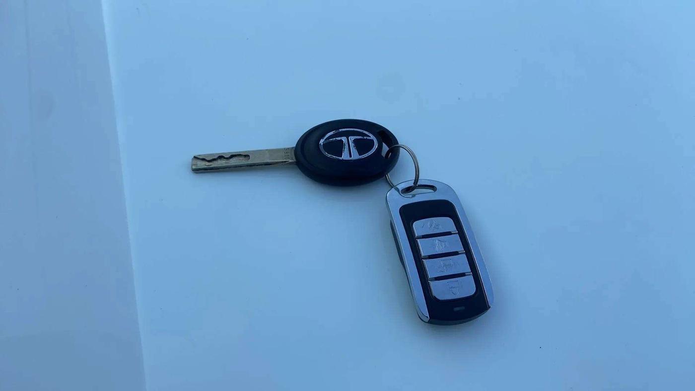 2023 Tata PUNCH PURE RHYTHM PACK MT, Petrol, Manual, 30,629 km, Key Close Up