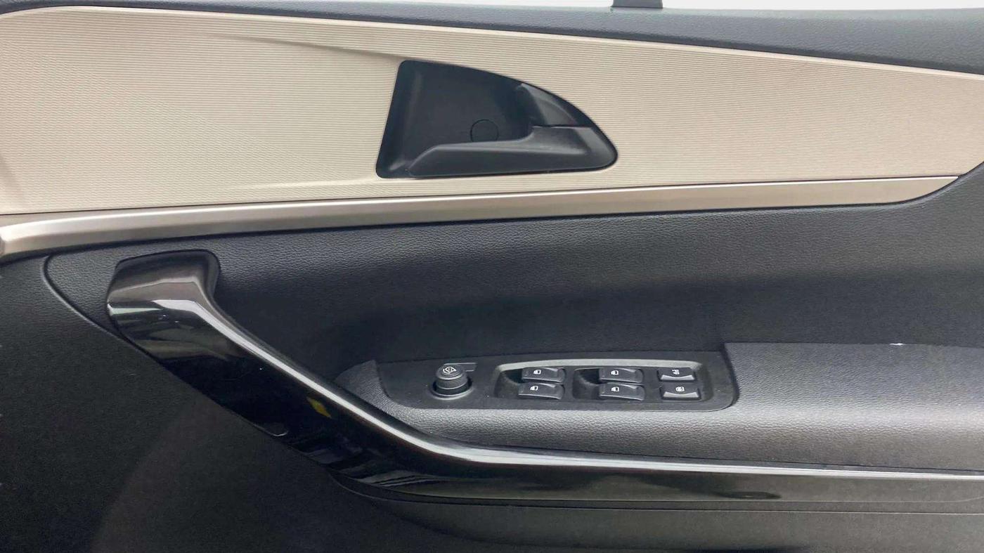 2022 Mahindra XUV700 AX 5 P AT 5 STR, Petrol, Automatic, 11,921 km, Driver Side Door Panels Control