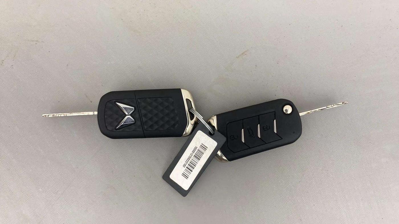 2022 Mahindra XUV700 AX 5 P AT 5 STR, Petrol, Automatic, 11,921 km, Key Close Up