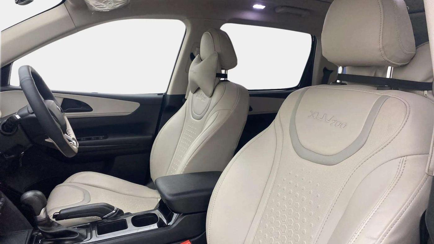 2022 Mahindra XUV700 AX 5 P AT 5 STR, Petrol, Automatic, 11,921 km, Right Side Front Door Cabin