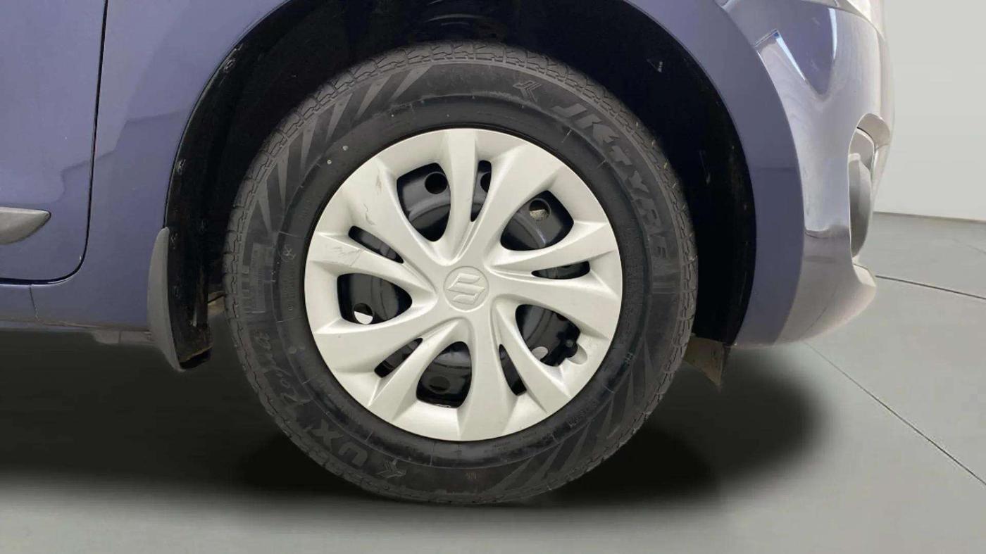 2023 Maruti Swift VXI, Petrol, Manual, 70,372 km, Right Front Wheel