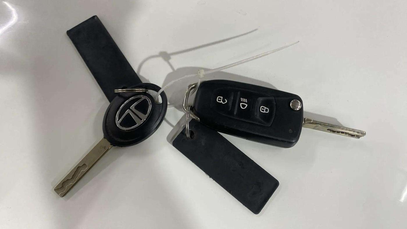 2021 Tata NEXON XM SUNROOF PETROL, Petrol, Manual, 26,863 km, Key Close Up
