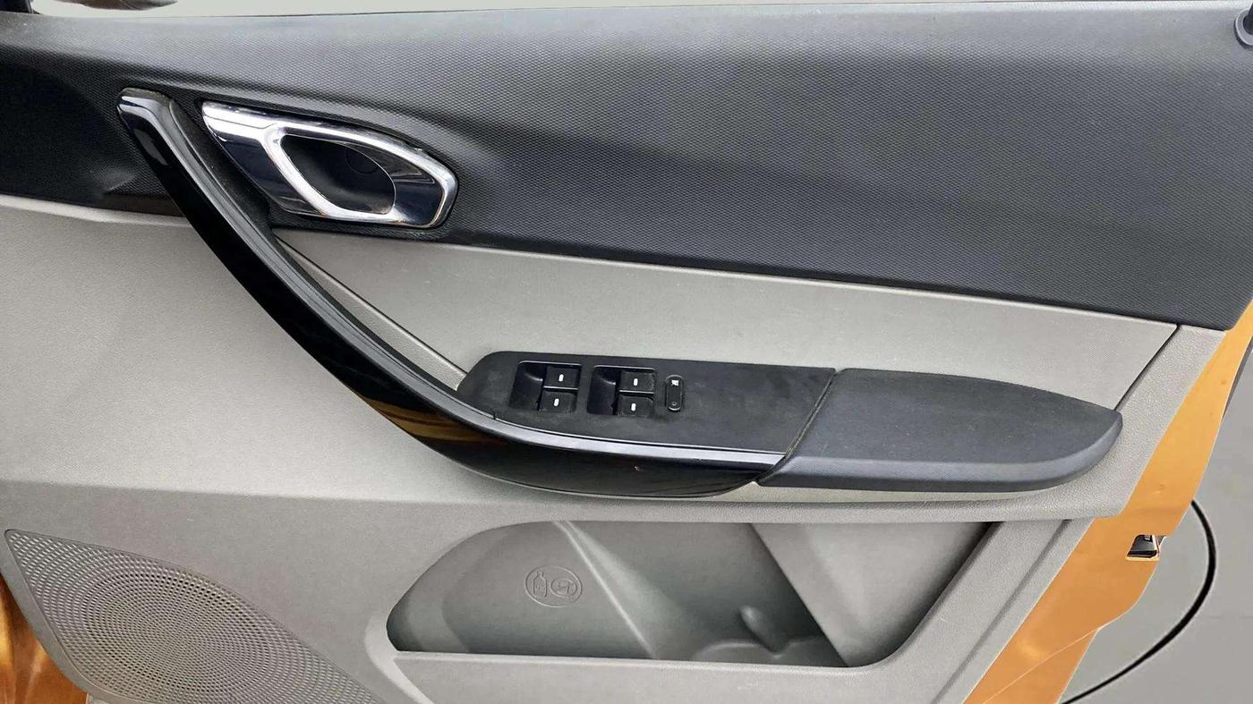 2016 Tata Tiago XZ PETROL, Petrol, Manual, 24,066 km, Driver Side Door Panels Control