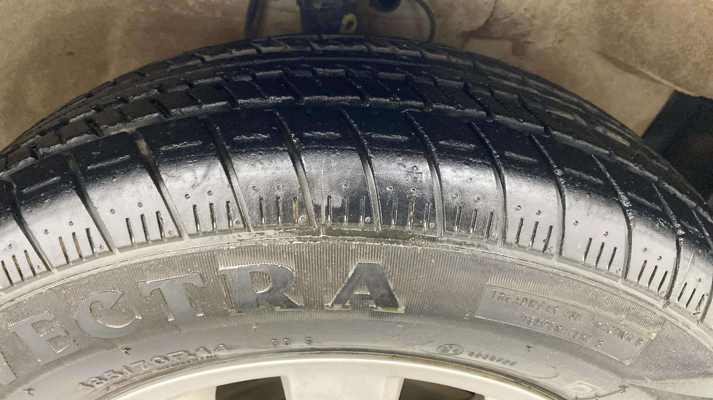 2015 Maruti Ritz ZDI, Diesel, Manual, 563 km, Right Front Tyre Tread