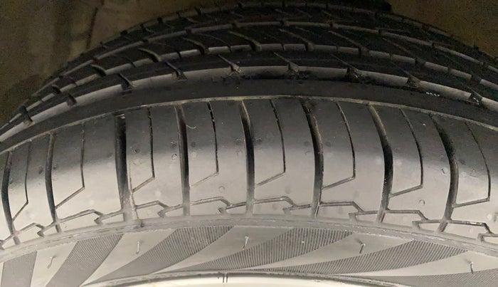 2017 Maruti Ciaz ALPHA 1.4 PETROL, Petrol, Manual, 89,068 km, Left Front Tyre Tread