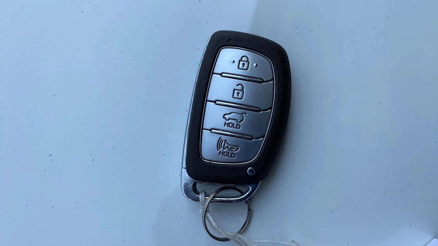 2020 Hyundai VENUE SX 1.0 (O) TURBO, Petrol, Manual, 28,064 km, Key Close Up