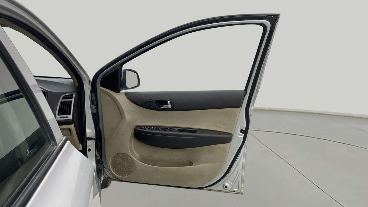 2014 Hyundai i20 MAGNA 1.2, CNG, Manual, 60,111 km, RHS Front Door