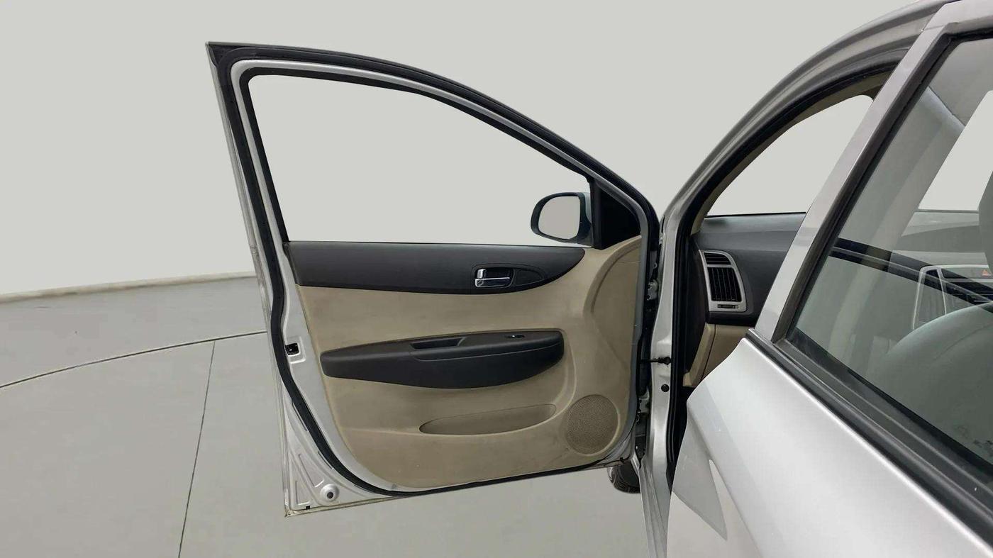 2014 Hyundai i20 MAGNA 1.2, CNG, Manual, 60,111 km, LHS Front Door