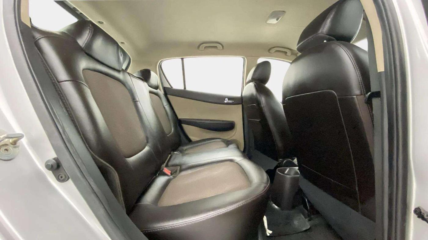 2014 Hyundai i20 MAGNA 1.2, CNG, Manual, 60,111 km, Right Side Rear Door Cabin