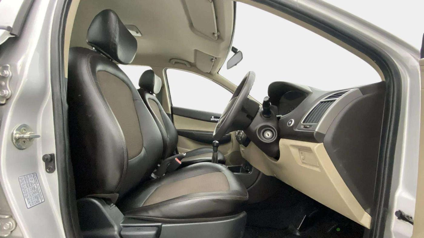 2014 Hyundai i20 MAGNA 1.2, CNG, Manual, 60,111 km, Right Side Front Door Cabin