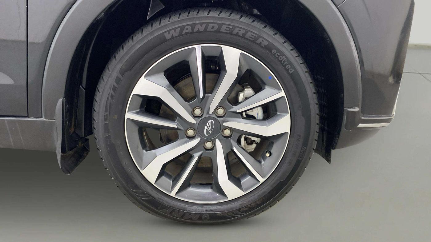2022 Mahindra XUV300 W8 (O) 1.2 PETROL, Petrol, Manual, 20,884 km, Right Front Wheel