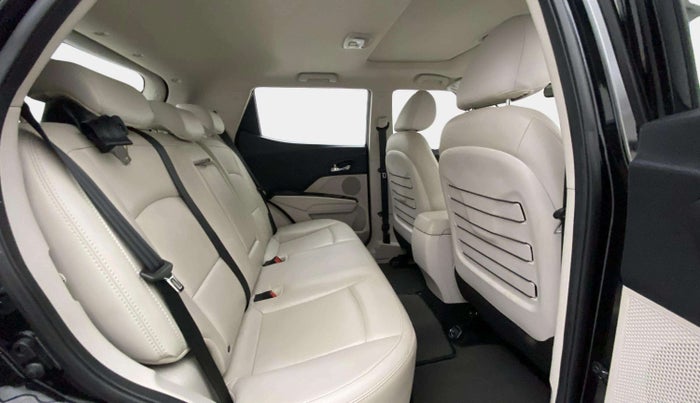 2022 Mahindra XUV300 W8 (O) 1.2 PETROL, Petrol, Manual, 20,884 km, Right Side Rear Door Cabin