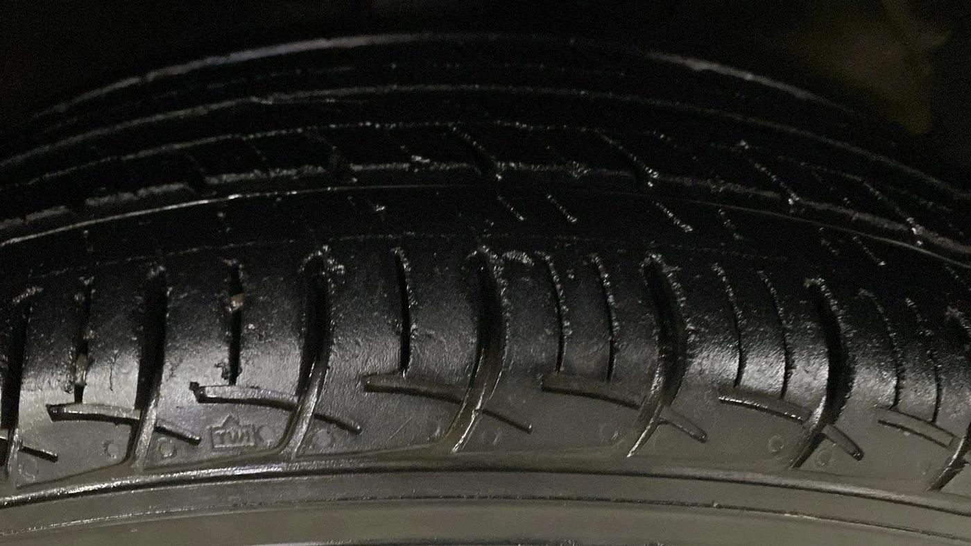 2016 Maruti Baleno DELTA PETROL 1.2, Petrol, Manual, 27,560 km, Right Front Tyre Tread