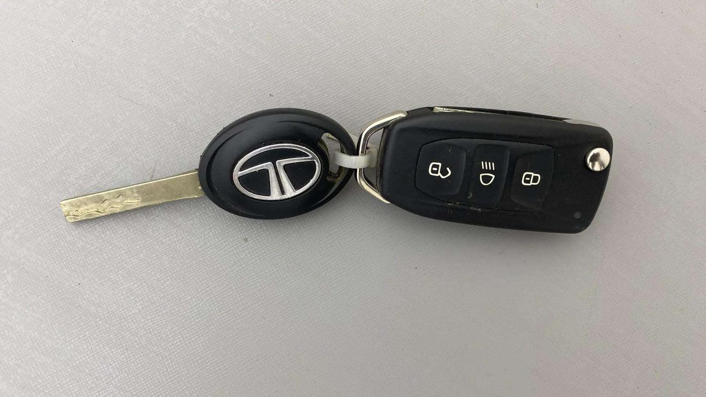 2023 Tata Tiago XZ PLUS PETROL, Petrol, Manual, 10,114 km, Key Close Up
