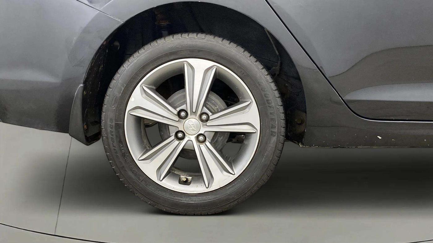 2017 Hyundai Verna 1.6 VTVT SX (O) AT, Petrol, Automatic, 79,146 km, Right Rear Wheel