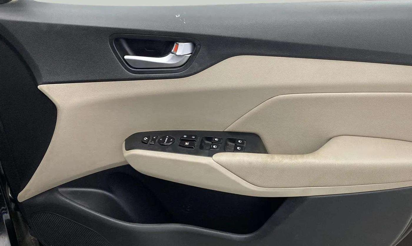 2017 Hyundai Verna 1.6 VTVT SX (O) AT, Petrol, Automatic, 79,146 km, Driver Side Door Panels Control