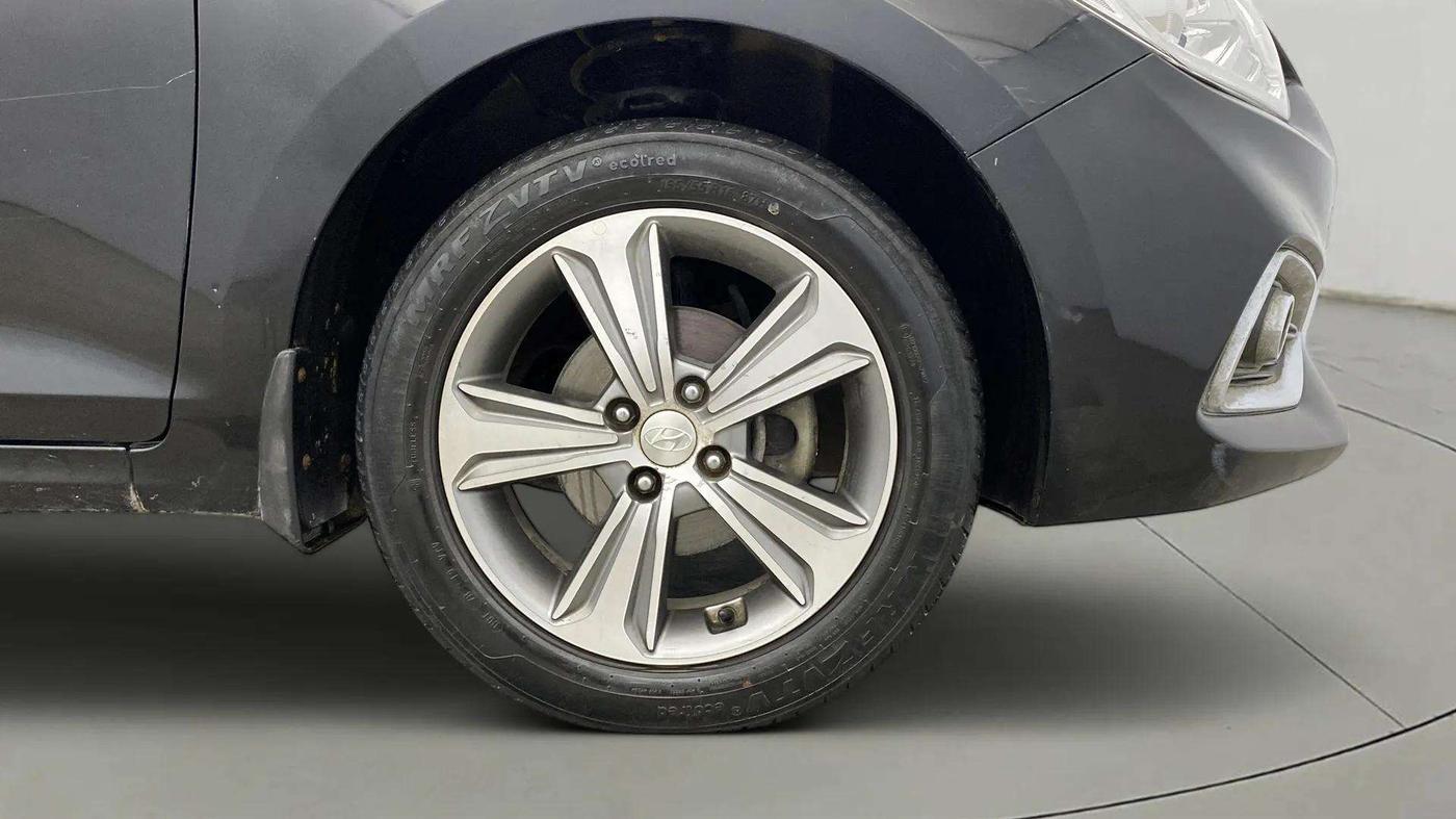 2017 Hyundai Verna 1.6 VTVT SX (O) AT, Petrol, Automatic, 79,146 km, Right Front Wheel
