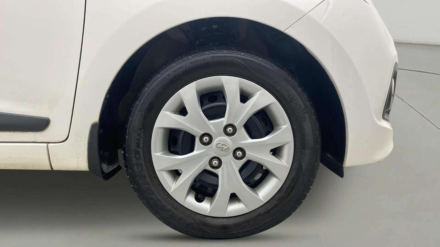 2015 Hyundai Grand i10 SPORTZ 1.2 KAPPA VTVT, Petrol, Manual, 22,893 km, Right Front Wheel