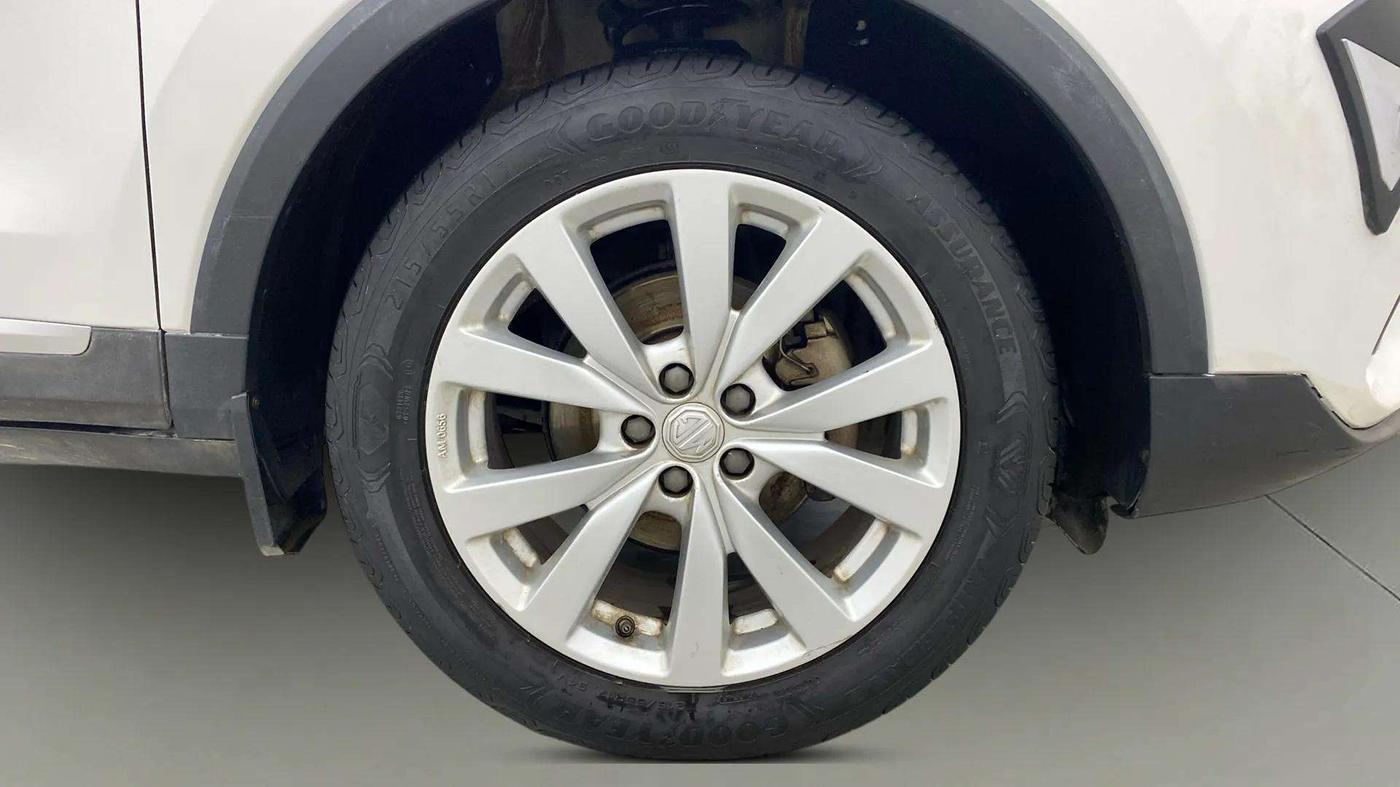 2022 MG ASTOR SMART 1.5 MT, Petrol, Manual, 55,929 km, Right Front Wheel