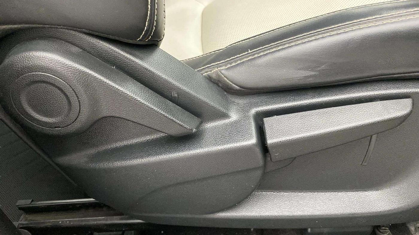 2022 MG ASTOR SMART 1.5 MT, Petrol, Manual, 55,929 km, Driver Side Adjustment Panel