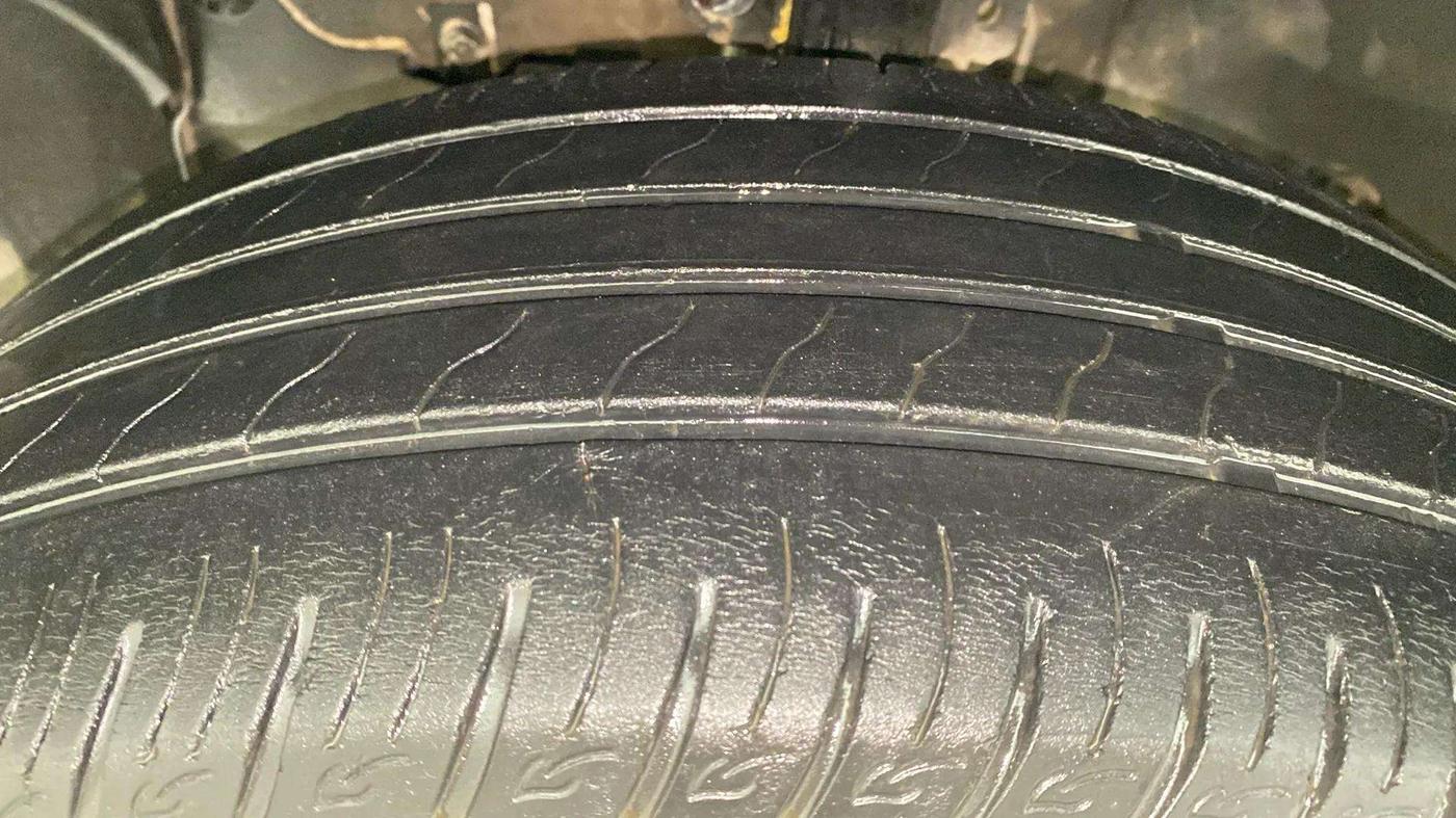 2014 Renault Duster 85 PS RXE DIESEL ADVENTURE, Diesel, Manual, 73,844 km, Left Front Tyre Tread