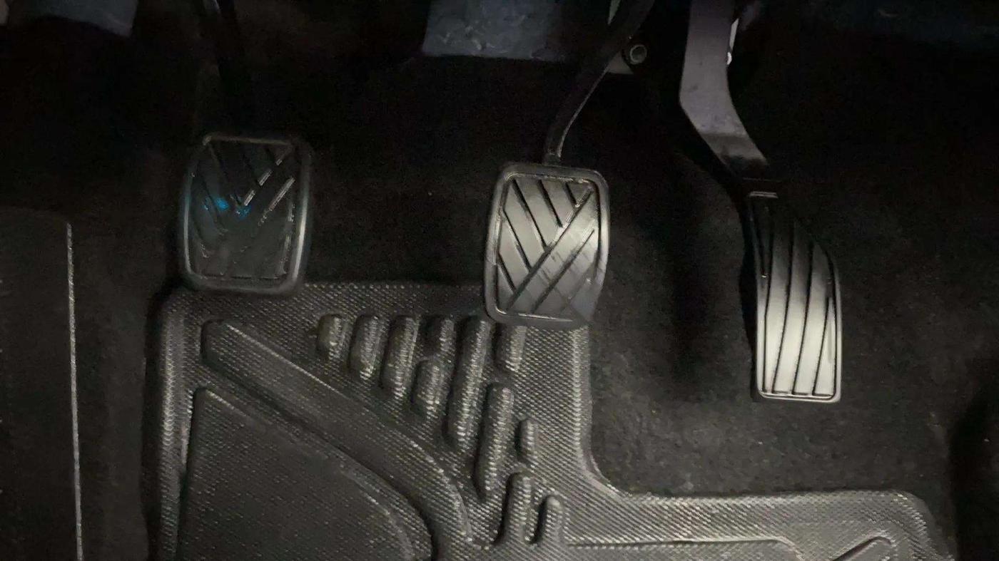 2022 Maruti BREZZA ZXI + SMART HYBRID, Petrol, Manual, 25,353 km, Pedals