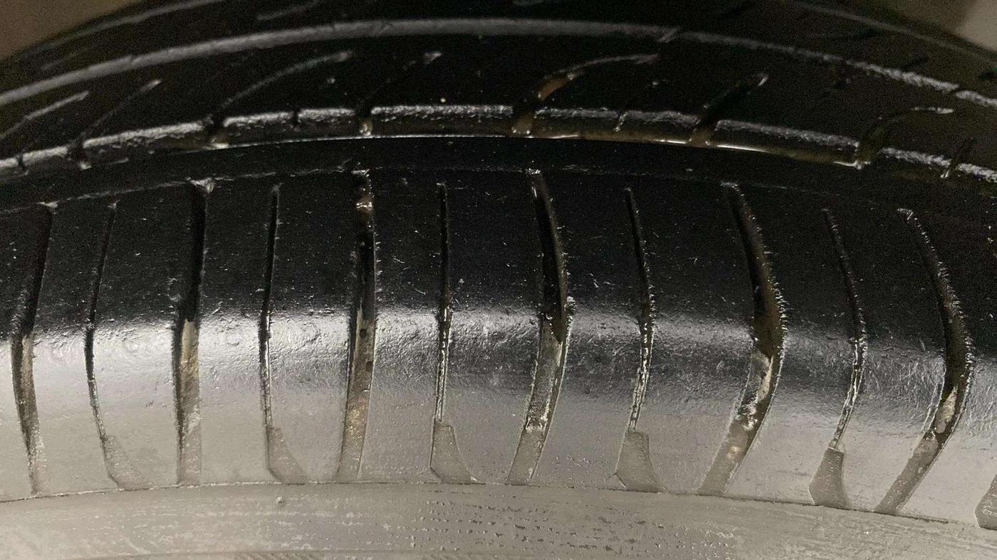 2013 Maruti Swift Dzire VXI, Petrol, Manual, 65,005 km, Right Rear Tyre Tread