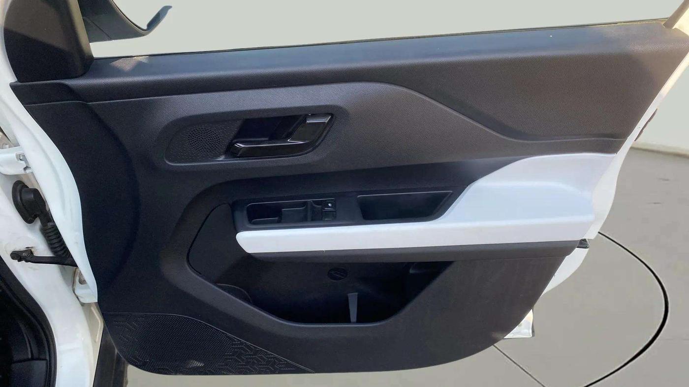 2022 Tata PUNCH PURE MT, Petrol, Manual, 35,757 km, Driver Side Door Panels Control