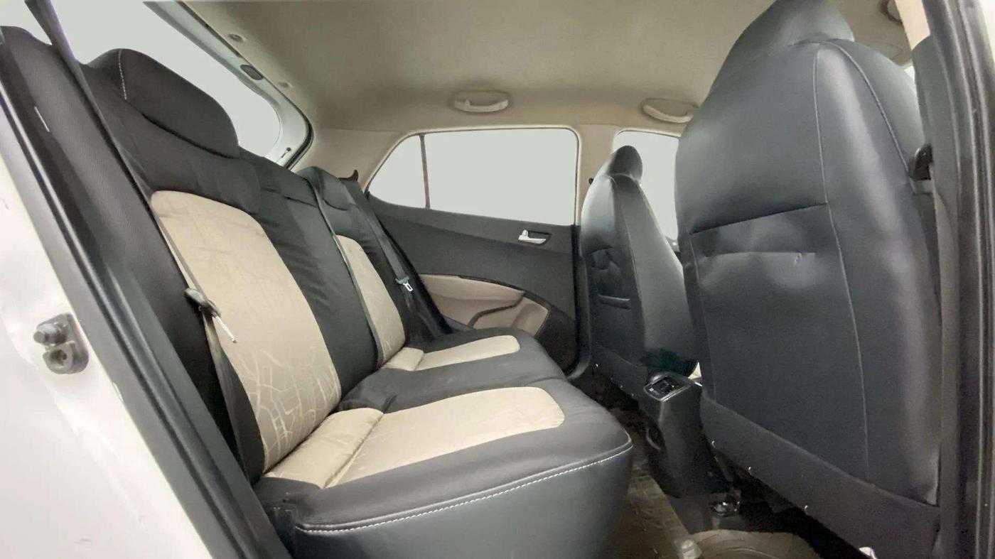 2017 Hyundai Grand i10 SPORTZ AT 1.2 KAPPA VTVT, CNG, Automatic, 68,703 km, Right Side Rear Door Cabin