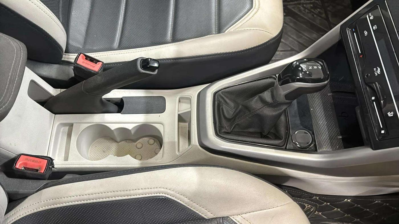 2022 Volkswagen TAIGUN HIGHLINE 1.0 TSI AT, Petrol, Automatic, 54,121 km, Gear Lever