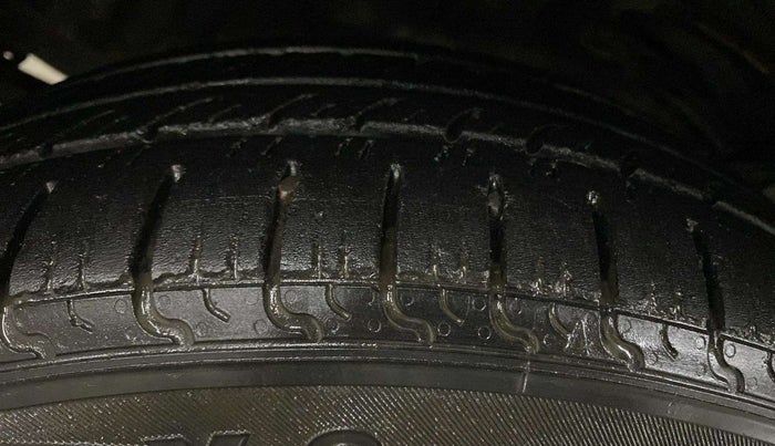2019 Renault TRIBER RXZ, Petrol, Manual, 33,069 km, Left Rear Tyre Tread