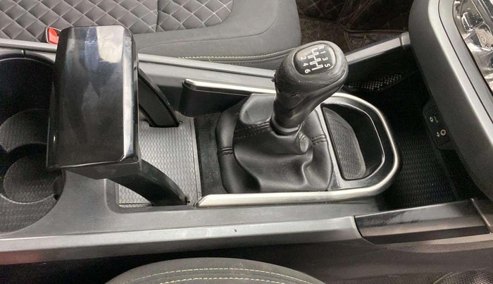 2021 Tata Harrier XT PLUS 2.0L KRYOTEC, Diesel, Manual, 65,383 km, Gear lever - Knob cover torn