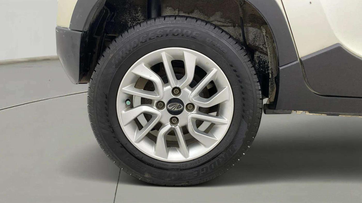 2017 Mahindra Kuv100 K6 6 STR, Petrol, Manual, 62,664 km, Right Rear Wheel