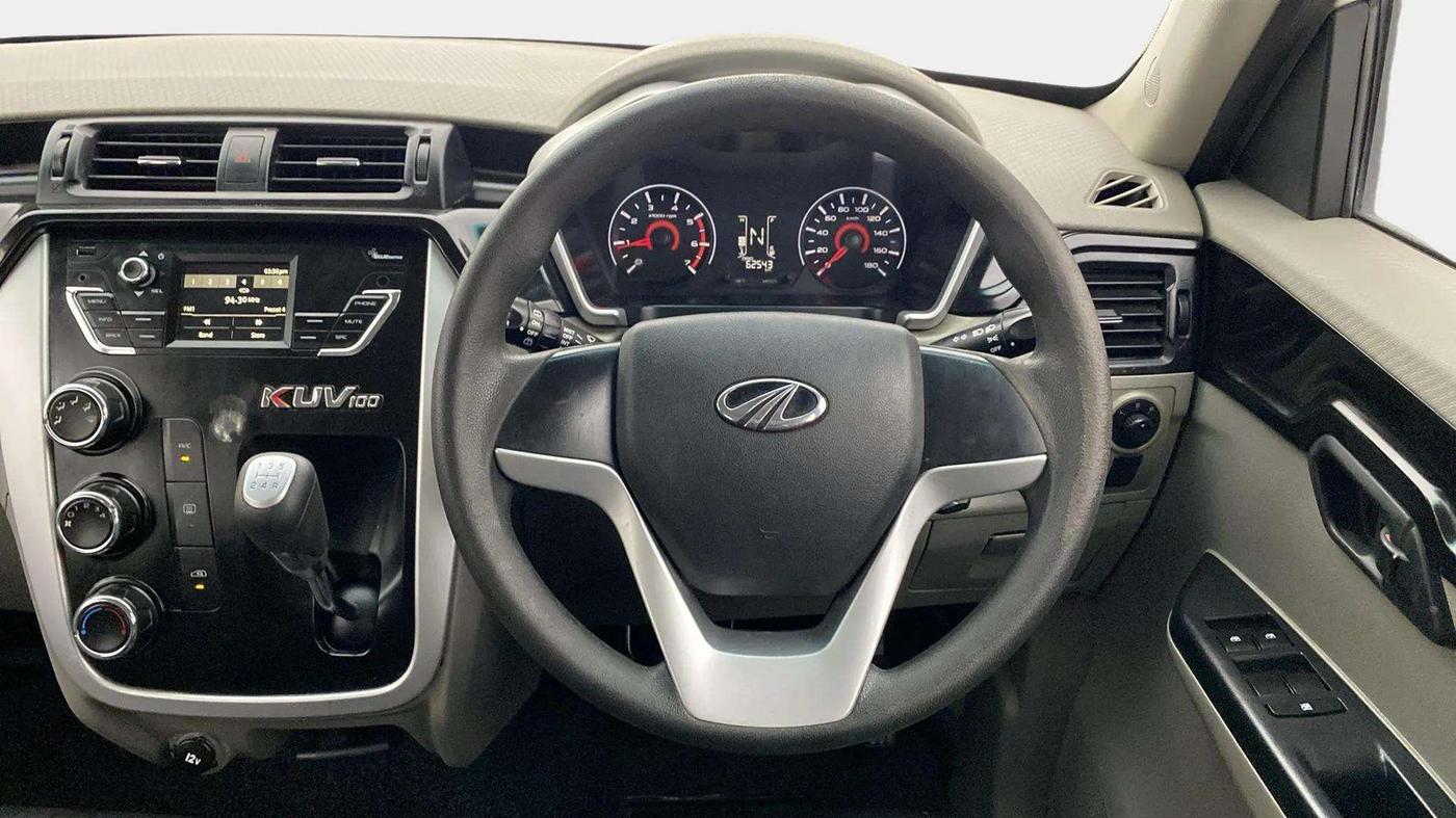 2017 Mahindra Kuv100 K6 6 STR, Petrol, Manual, 62,664 km, Steering Wheel Close Up