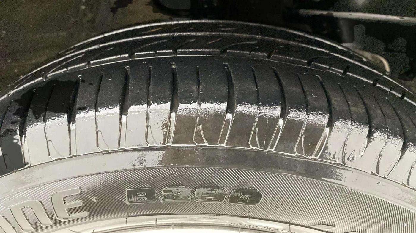 2017 Mahindra Kuv100 K6 6 STR, Petrol, Manual, 62,664 km, Right Front Tyre Tread
