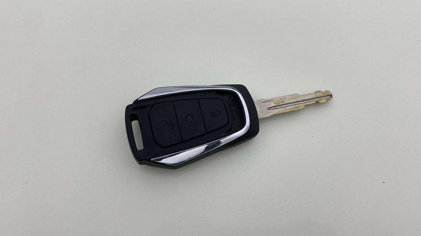 2017 Mahindra Kuv100 K6 6 STR, Petrol, Manual, 62,664 km, Key Close Up