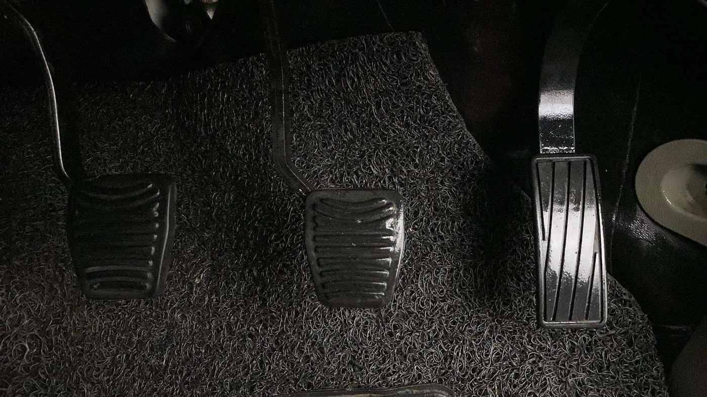 2017 Mahindra Kuv100 K6 6 STR, Petrol, Manual, 62,664 km, Pedals