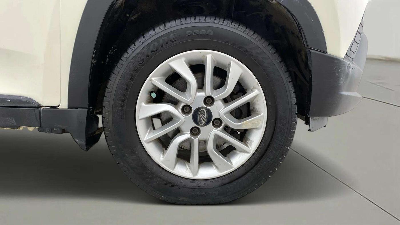 2017 Mahindra Kuv100 K6 6 STR, Petrol, Manual, 62,664 km, Right Front Wheel